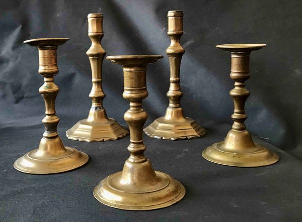 Cinque antichi candelieri in bronzo  - Asta Oltre 300 lotti ad offerta libera - Associazione Nazionale - Case d'Asta italiane