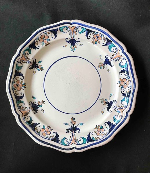 Piatto dipinto a motivi floreali. Francia (?)  - Asta Oltre 300 lotti ad offerta libera - Associazione Nazionale - Case d'Asta italiane