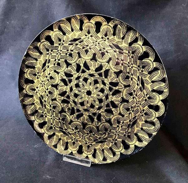 Marca Victor. Coppia di piatti in alluminio decorato  - Asta Oltre 300 lotti ad offerta libera - Associazione Nazionale - Case d'Asta italiane