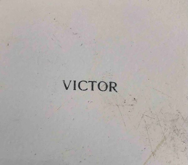 Marca Victor. Coppia di piatti in alluminio decorato  - Asta Oltre 300 lotti ad offerta libera - Associazione Nazionale - Case d'Asta italiane