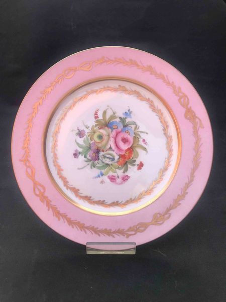 Piatto in porcellana dipinta e dorata. XX secolo  - Asta Oltre 300 lotti ad offerta libera - Associazione Nazionale - Case d'Asta italiane