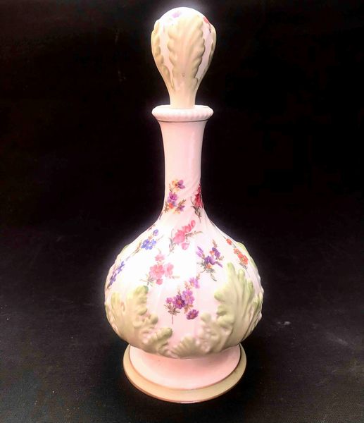 Bottiglia in porcellana dipinta. XX secolo  - Asta Oltre 300 lotti ad offerta libera - Associazione Nazionale - Case d'Asta italiane