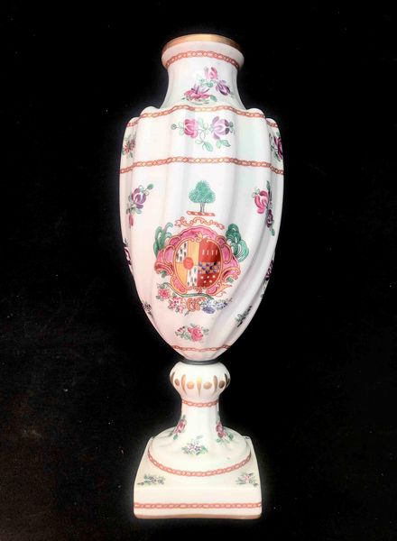 Vaso in porcellana dipinta con stemma nobiliare. XX secolo  - Asta Oltre 300 lotti ad offerta libera - Associazione Nazionale - Case d'Asta italiane