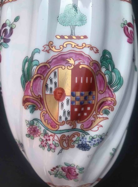 Vaso in porcellana dipinta con stemma nobiliare. XX secolo  - Asta Oltre 300 lotti ad offerta libera - Associazione Nazionale - Case d'Asta italiane