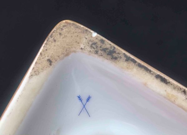 Vaso in porcellana dipinta con stemma nobiliare. XX secolo  - Asta Oltre 300 lotti ad offerta libera - Associazione Nazionale - Case d'Asta italiane