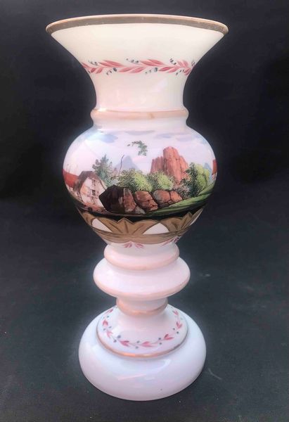 Vaso in vetro opalino dipinto, dorato e inciso. XIX secolo  - Asta Oltre 300 lotti ad offerta libera - Associazione Nazionale - Case d'Asta italiane