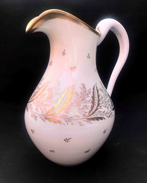 Rara brocca in opalina bordi e corpo decorati in oro. XIX secolo  - Asta Oltre 300 lotti ad offerta libera - Associazione Nazionale - Case d'Asta italiane