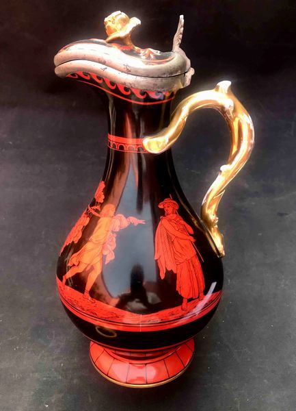 Bella brocca in porcellana dipinta e dorata. XIX secolo, Napoli (?)  - Asta Oltre 300 lotti ad offerta libera - Associazione Nazionale - Case d'Asta italiane