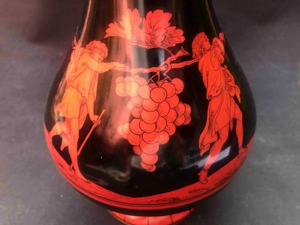 Bella brocca in porcellana dipinta e dorata. XIX secolo, Napoli (?)  - Asta Oltre 300 lotti ad offerta libera - Associazione Nazionale - Case d'Asta italiane