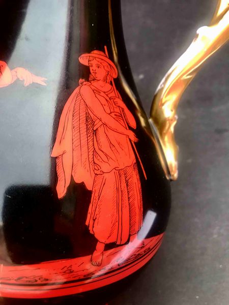 Bella brocca in porcellana dipinta e dorata. XIX secolo, Napoli (?)  - Asta Oltre 300 lotti ad offerta libera - Associazione Nazionale - Case d'Asta italiane