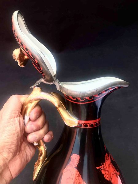 Bella brocca in porcellana dipinta e dorata. XIX secolo, Napoli (?)  - Asta Oltre 300 lotti ad offerta libera - Associazione Nazionale - Case d'Asta italiane