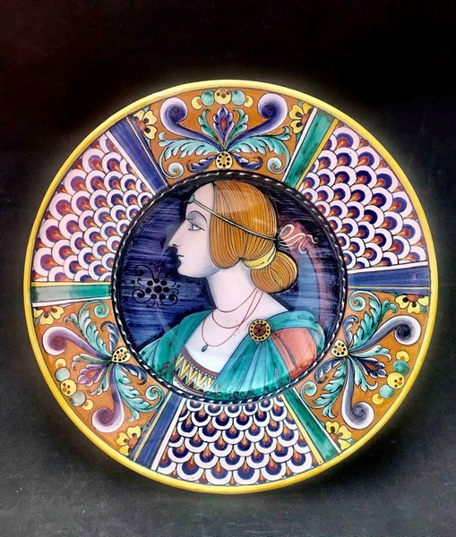 Grande piatto da parata dipinto. Ditta Grazia combattenti Deruta. XX secolo  - Asta Oltre 300 lotti ad offerta libera - Associazione Nazionale - Case d'Asta italiane