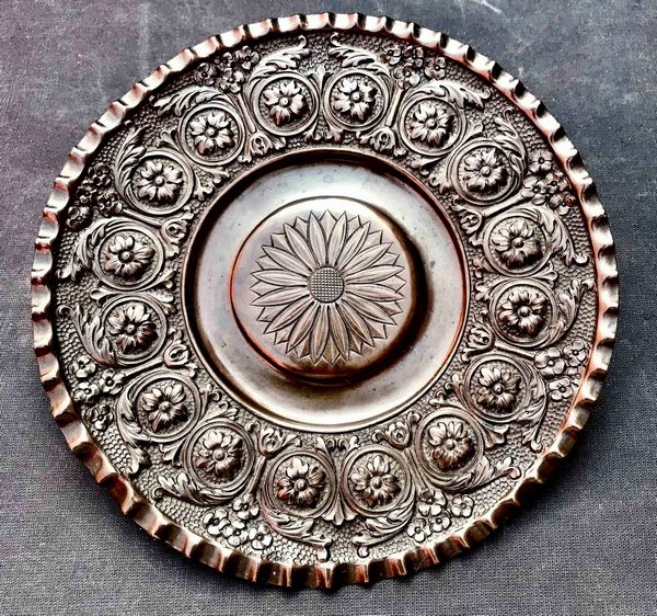 Piatto in rame sbalzato. XIX secolo  - Asta Oltre 300 lotti ad offerta libera - Associazione Nazionale - Case d'Asta italiane