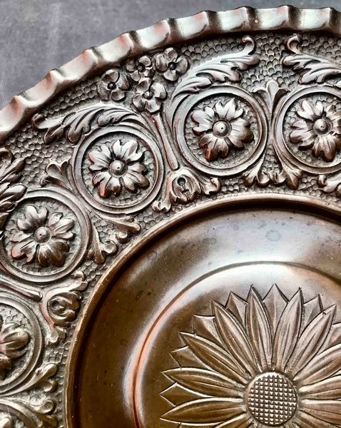 Piatto in rame sbalzato. XIX secolo  - Asta Oltre 300 lotti ad offerta libera - Associazione Nazionale - Case d'Asta italiane