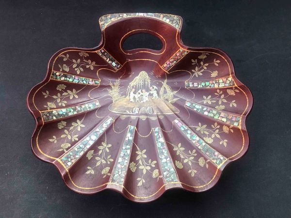 Raccogli briciole intarsiato con madreperla in papier mache dipinto a cineserie. XIX-XX secolo  - Asta Oltre 300 lotti ad offerta libera - Associazione Nazionale - Case d'Asta italiane