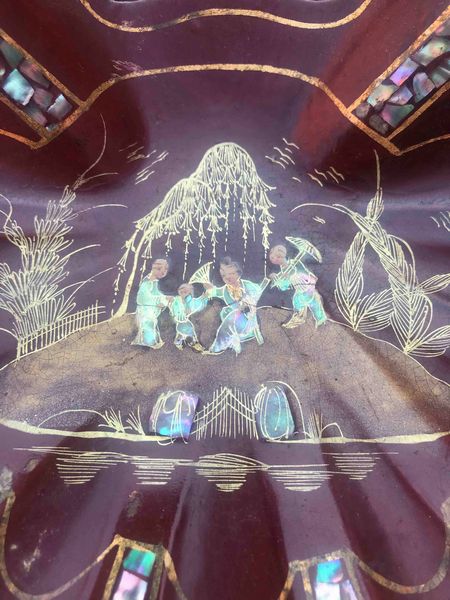 Raccogli briciole intarsiato con madreperla in papier mache dipinto a cineserie. XIX-XX secolo  - Asta Oltre 300 lotti ad offerta libera - Associazione Nazionale - Case d'Asta italiane