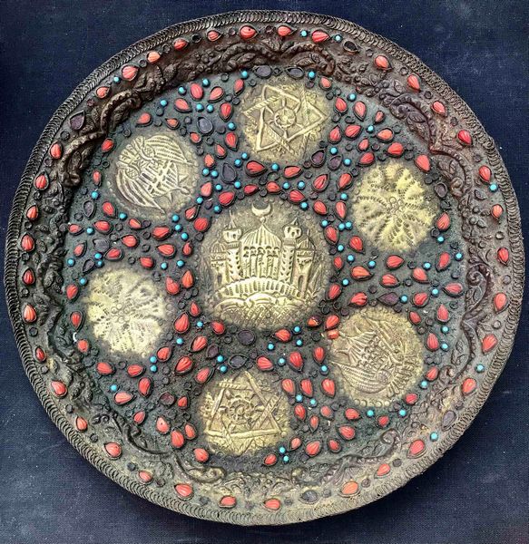 Servizio da caff� in metallo sbalzato e decorato con pietre rosse e azzurre. Arte orientale  - Asta Oltre 300 lotti ad offerta libera - Associazione Nazionale - Case d'Asta italiane