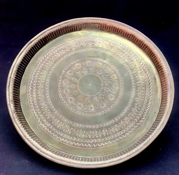 Vassoio in ottone inciso  - Asta Oltre 300 lotti ad offerta libera - Associazione Nazionale - Case d'Asta italiane