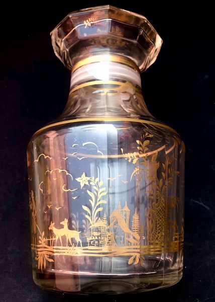 Vaso in vetro e cristallo molato dipinto a mano con scena galante e decori in oro. XX secolo  - Asta Oltre 300 lotti ad offerta libera - Associazione Nazionale - Case d'Asta italiane