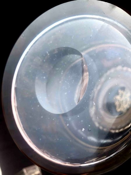 Vaso in vetro e cristallo molato dipinto a mano con scena galante e decori in oro. XX secolo  - Asta Oltre 300 lotti ad offerta libera - Associazione Nazionale - Case d'Asta italiane