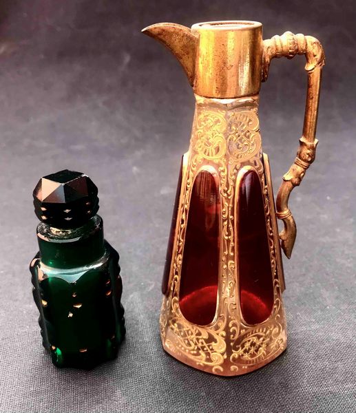 Due bottigliette in cristallo molato e dorato. Vienna o Boemia  - Asta Oltre 300 lotti ad offerta libera - Associazione Nazionale - Case d'Asta italiane