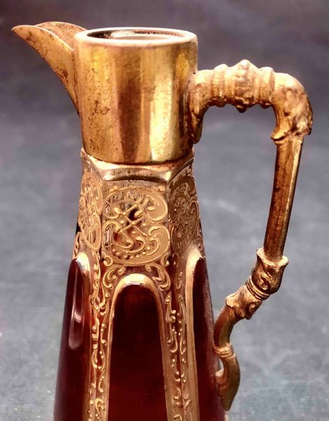 Due bottigliette in cristallo molato e dorato. Vienna o Boemia  - Asta Oltre 300 lotti ad offerta libera - Associazione Nazionale - Case d'Asta italiane