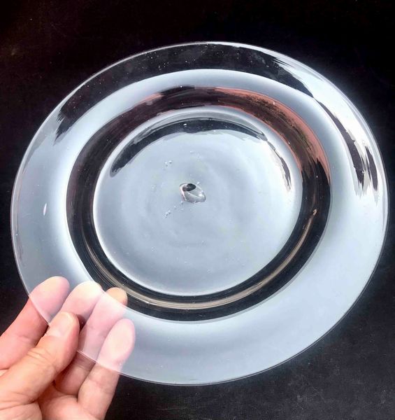 Due antichi piatti in vetro soffiato. Probabile XVIII.XIX secolo  - Asta Oltre 300 lotti ad offerta libera - Associazione Nazionale - Case d'Asta italiane