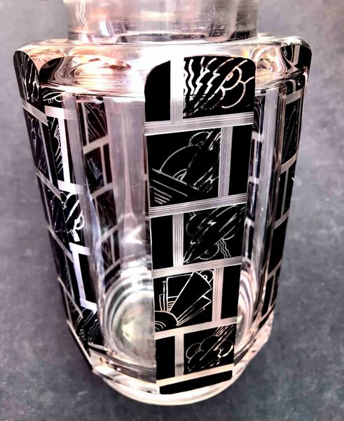 Vaso ottagonale in cristallo molato con motivi graffiti dec�. XX secolo  - Asta Oltre 300 lotti ad offerta libera - Associazione Nazionale - Case d'Asta italiane