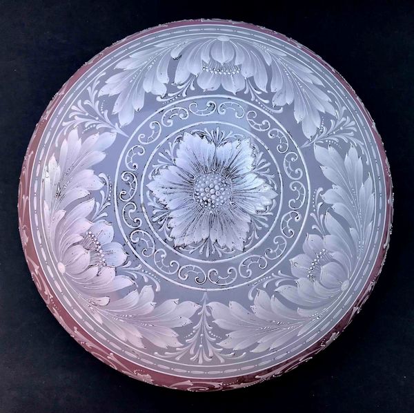 Splendida plafoniera in vetro opalino a rilievo con motivi floreali. XIX-XX secolo  - Asta Oltre 300 lotti ad offerta libera - Associazione Nazionale - Case d'Asta italiane