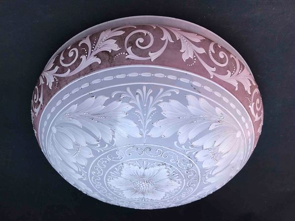 Splendida plafoniera in vetro opalino a rilievo con motivi floreali. XIX-XX secolo  - Asta Oltre 300 lotti ad offerta libera - Associazione Nazionale - Case d'Asta italiane