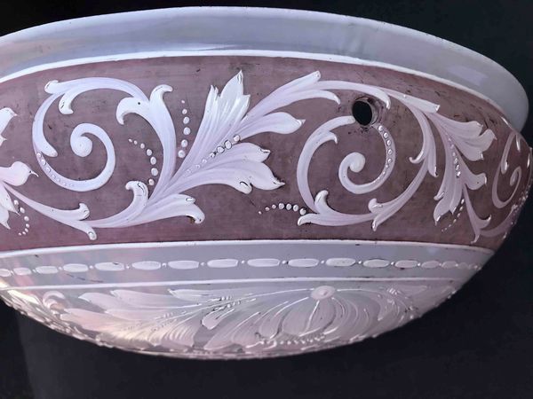 Splendida plafoniera in vetro opalino a rilievo con motivi floreali. XIX-XX secolo  - Asta Oltre 300 lotti ad offerta libera - Associazione Nazionale - Case d'Asta italiane