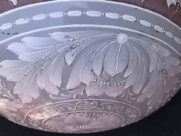 Splendida plafoniera in vetro opalino a rilievo con motivi floreali. XIX-XX secolo  - Asta Oltre 300 lotti ad offerta libera - Associazione Nazionale - Case d'Asta italiane