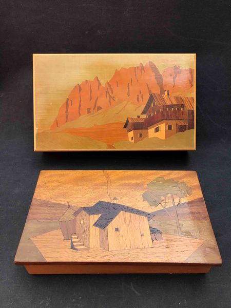 Due scatole in legno intarsiate con paesaggi. Anni'40  - Asta Oltre 300 lotti ad offerta libera - Associazione Nazionale - Case d'Asta italiane