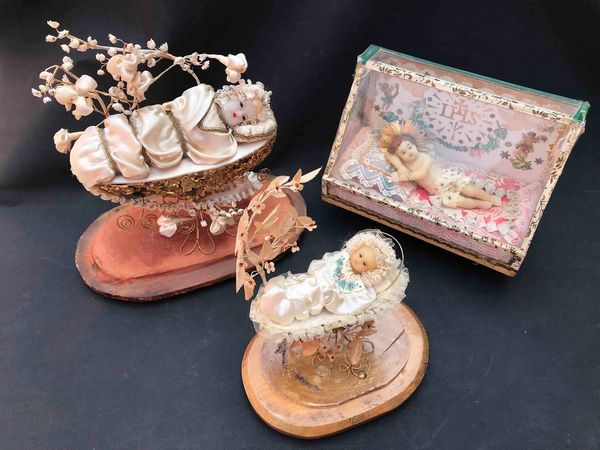 Tre bambinelli in cera modellata e dipinta. Prima met� XX secolo  - Asta Oltre 300 lotti ad offerta libera - Associazione Nazionale - Case d'Asta italiane