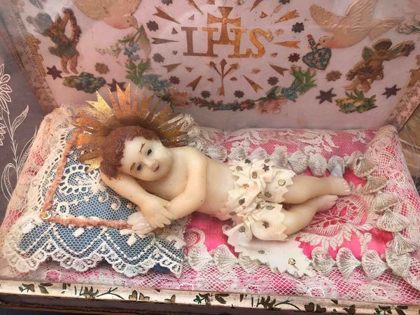 Tre bambinelli in cera modellata e dipinta. Prima met� XX secolo  - Asta Oltre 300 lotti ad offerta libera - Associazione Nazionale - Case d'Asta italiane