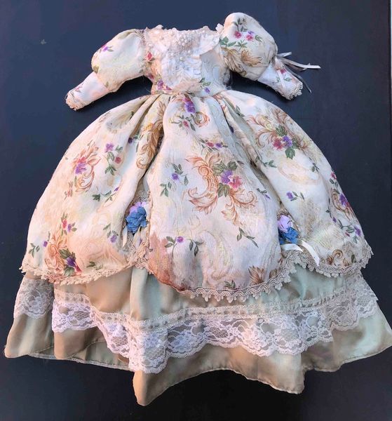 Vestitino ricamato e dipinto  - Asta Oltre 300 lotti ad offerta libera - Associazione Nazionale - Case d'Asta italiane