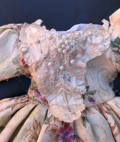 Vestitino ricamato e dipinto  - Asta Oltre 300 lotti ad offerta libera - Associazione Nazionale - Case d'Asta italiane