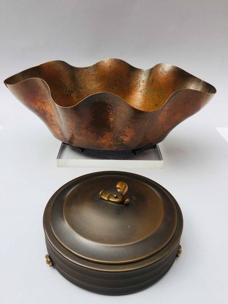 Un vaso mistilineo in rame martellato e una scatola in bronzo patinato, anni '30/40  - Asta Oltre 300 lotti ad offerta libera - Associazione Nazionale - Case d'Asta italiane