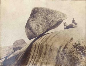 Pedro Momini fotografo La piedra movediza. Tandil, Argentina, 1890 ca.  - Asta Oltre 300 lotti ad offerta libera - Associazione Nazionale - Case d'Asta italiane