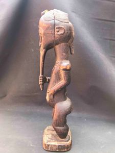 Scultura africana raffigurante personaggio stante dalla lunga barba  - Asta Oltre 300 lotti ad offerta libera - Associazione Nazionale - Case d'Asta italiane