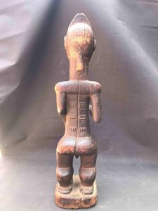 Scultura africana raffigurante personaggio stante dalla lunga barba  - Asta Oltre 300 lotti ad offerta libera - Associazione Nazionale - Case d'Asta italiane