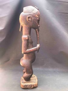 Scultura africana raffigurante personaggio stante dalla lunga barba  - Asta Oltre 300 lotti ad offerta libera - Associazione Nazionale - Case d'Asta italiane