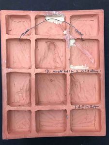 Domenico Matteucci (Faenza 1914 - 1991) Madonna, Bambino e San Giovannino con tempio sullo sfondo  - Asta Oltre 300 lotti ad offerta libera - Associazione Nazionale - Case d'Asta italiane