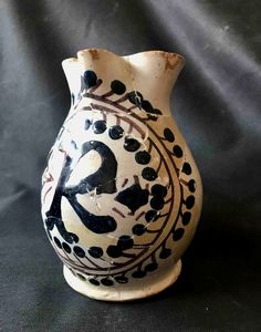 Boccale in maiolica. Viterbo XV secolo  - Asta Oltre 300 lotti ad offerta libera - Associazione Nazionale - Case d'Asta italiane