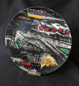 Marca Victor. Coppia di piatti in alluminio decorato  - Asta Oltre 300 lotti ad offerta libera - Associazione Nazionale - Case d'Asta italiane