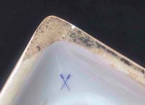 Vaso in porcellana dipinta con stemma nobiliare. XX secolo  - Asta Oltre 300 lotti ad offerta libera - Associazione Nazionale - Case d'Asta italiane