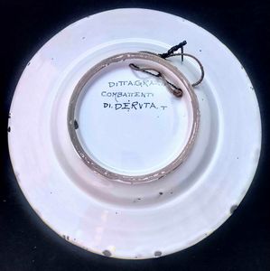 Grande piatto da parata dipinto. Ditta Grazia combattenti Deruta. XX secolo  - Asta Oltre 300 lotti ad offerta libera - Associazione Nazionale - Case d'Asta italiane