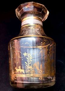 Vaso in vetro e cristallo molato dipinto a mano con scena galante e decori in oro. XX secolo  - Asta Oltre 300 lotti ad offerta libera - Associazione Nazionale - Case d'Asta italiane