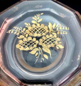 Vaso in vetro e cristallo molato dipinto a mano con scena galante e decori in oro. XX secolo  - Asta Oltre 300 lotti ad offerta libera - Associazione Nazionale - Case d'Asta italiane