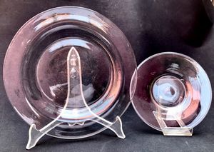 Due antichi piatti in vetro soffiato. Probabile XVIII.XIX secolo  - Asta Oltre 300 lotti ad offerta libera - Associazione Nazionale - Case d'Asta italiane